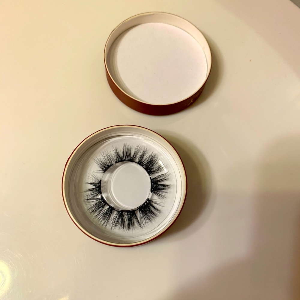 Wink clique Lashes “Everly” style